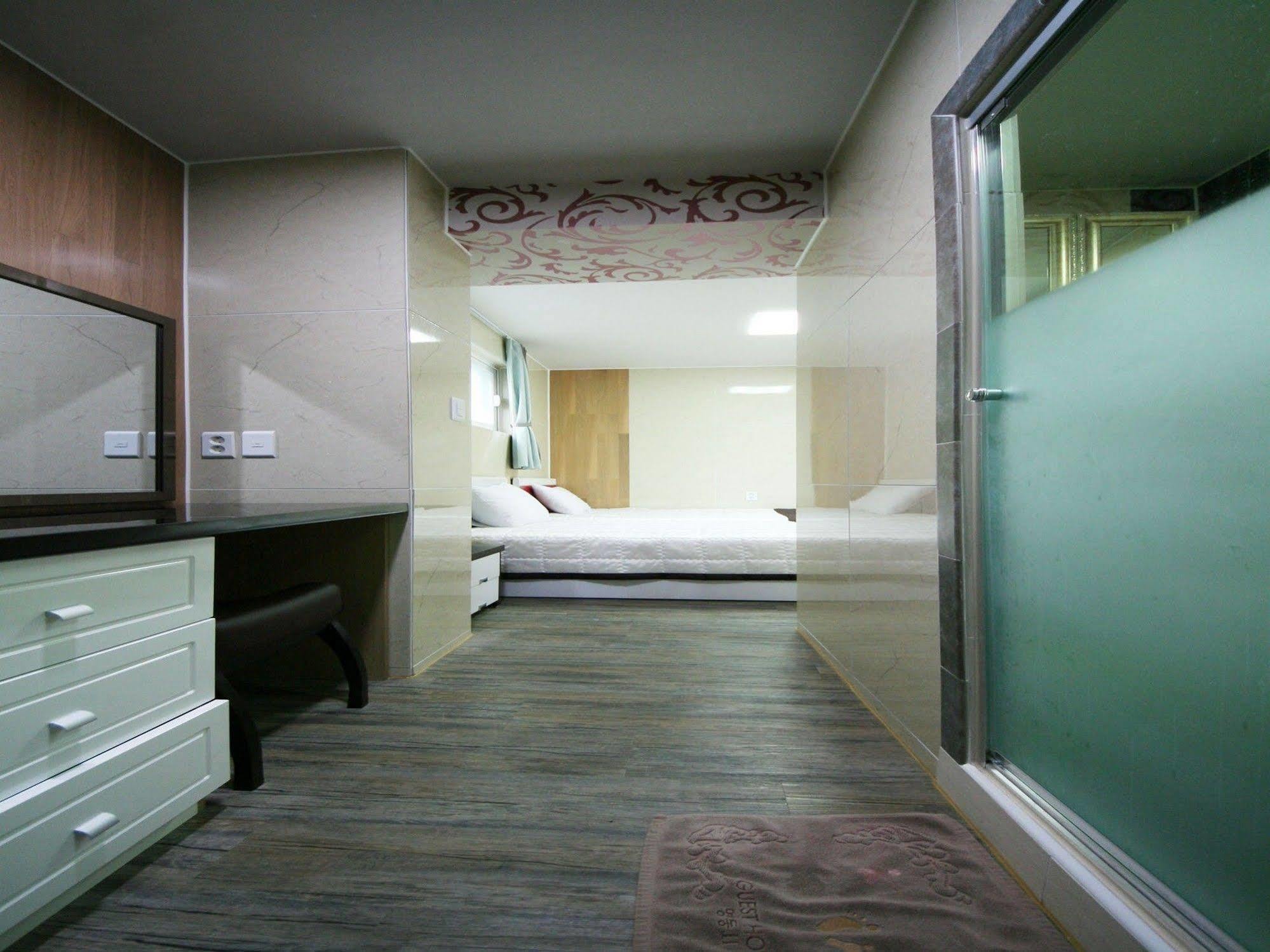 Guesthouse Myeongdong 2 Seoul Exterior photo